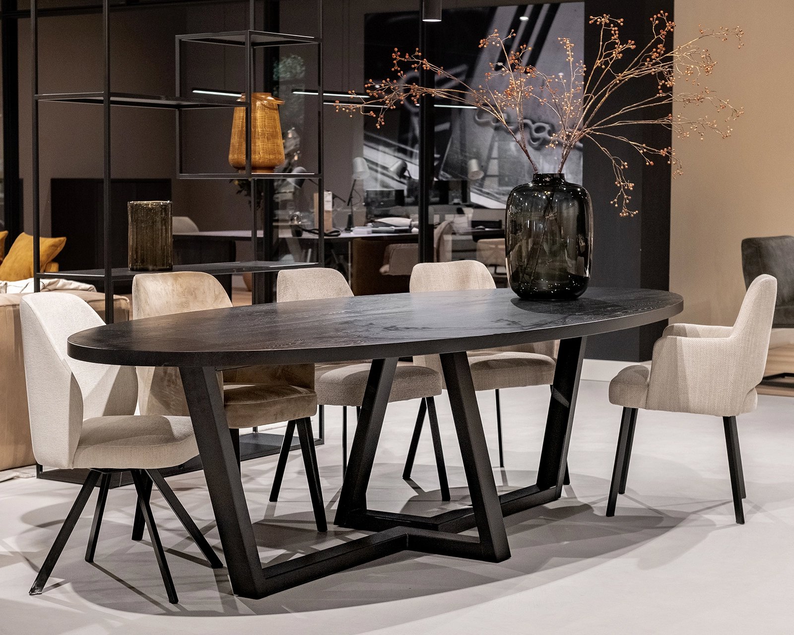 Ovale eettafel eikenhout zwart met onderstel Ella in sfeervolle kame | Table du Sud