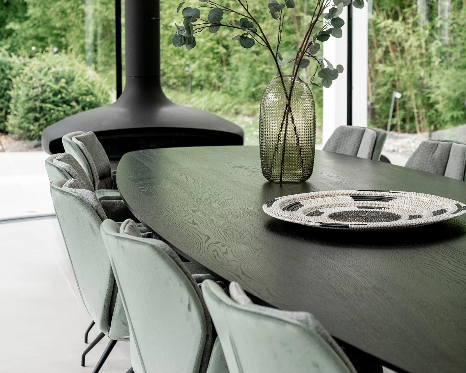 Ovale eettafel eikenhout met onderstel Eminent in sfeervolle woonkamer met Mood stoelen | Table du Sud