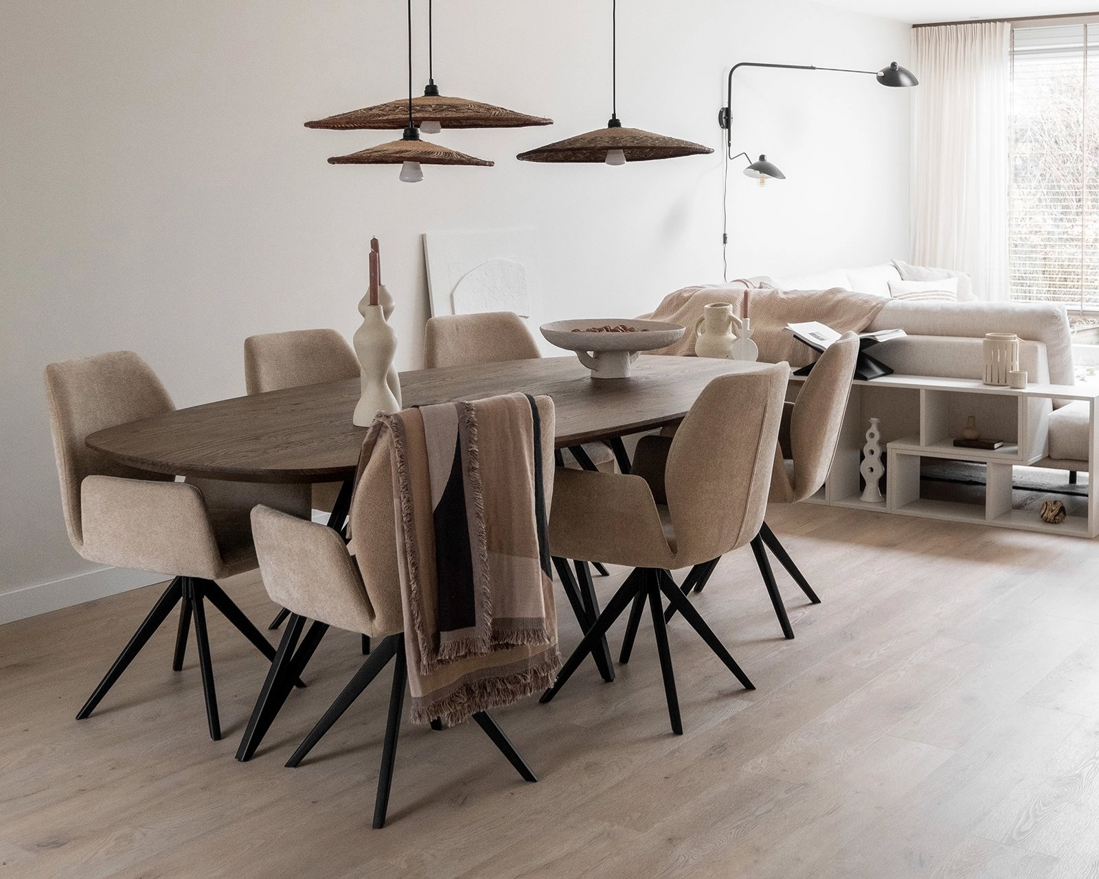 
Ovale eettafel eikenhout met onderstel Pomm in sfeervolle woonkamer | Table du Sud