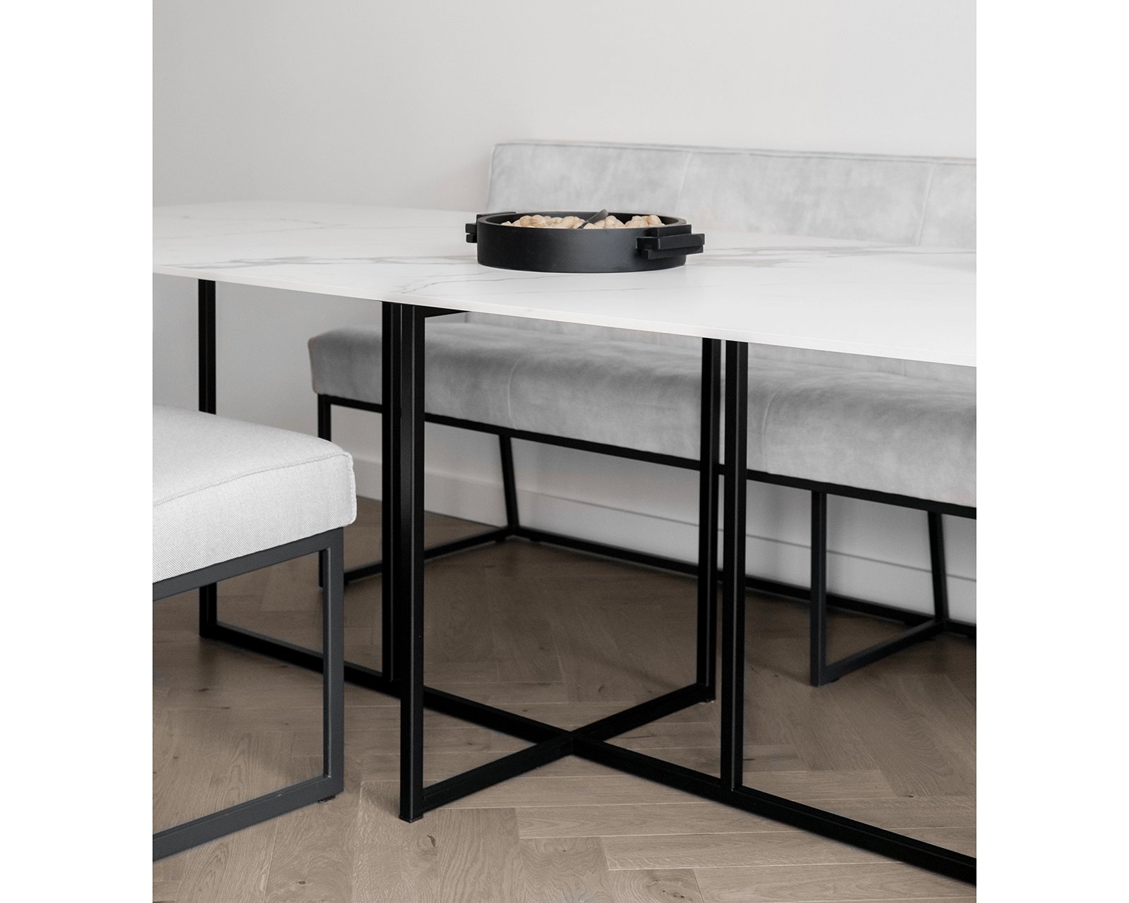 Keramische eettafel 240x100 cm in Statuario Satin met eetkamerbank Le Mans in Adore - Ecru 102 en Le Mans eetkamerstoelen in Board - Natural 01. 
