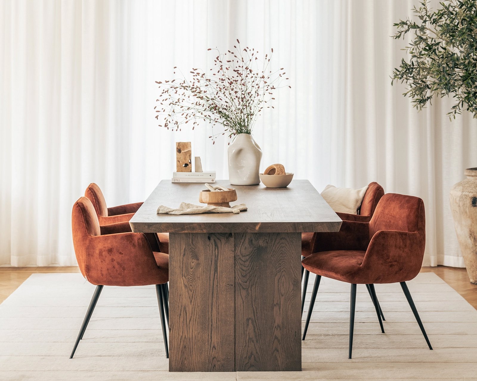 Rechthoekige eikenhouten eettafel Bonqui met de Mood #101 PM11 eetkamerstoelen in Genova Rost.
