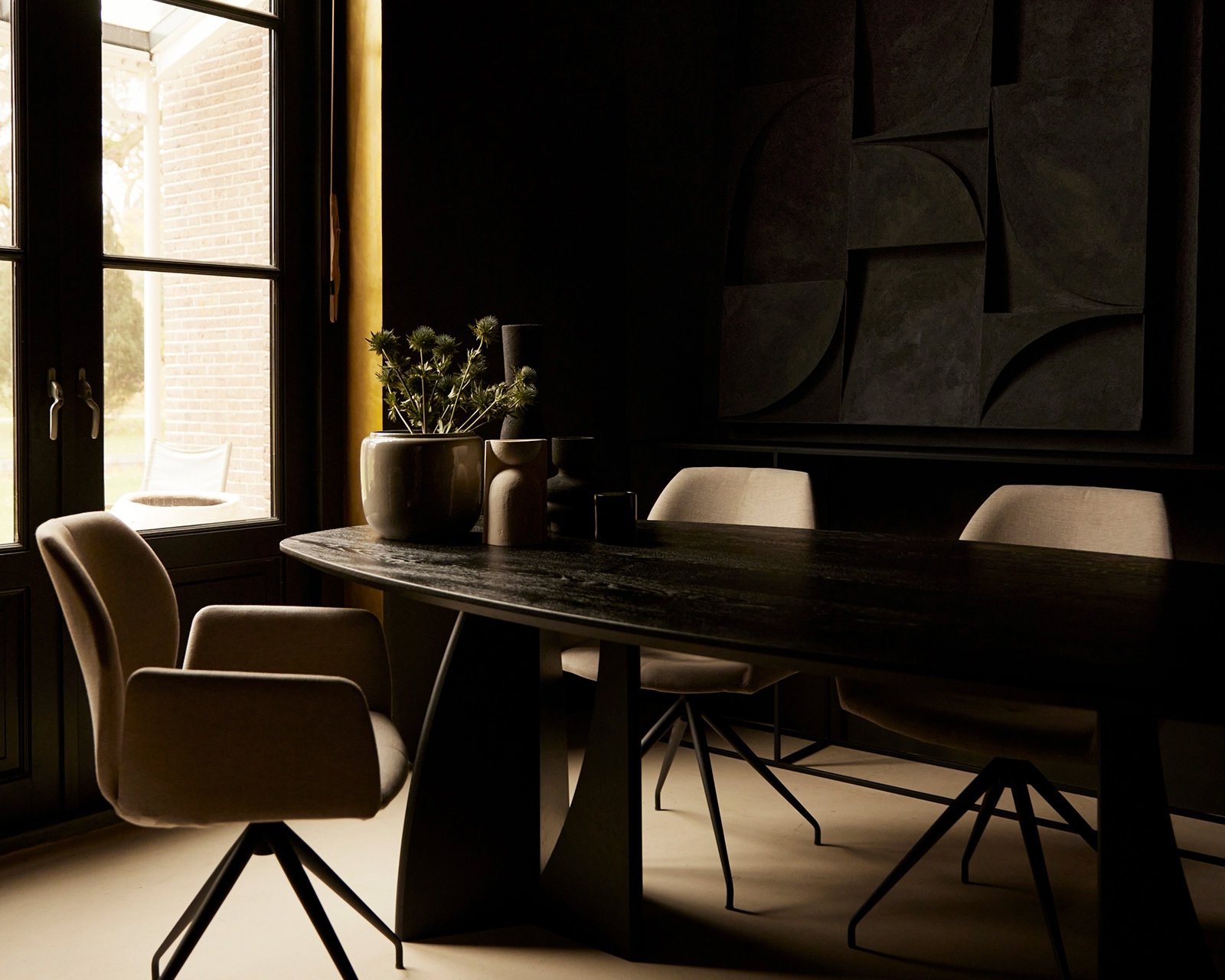 Table du Sud X Art in Return eettafel in deep black (9005) en de Mood #95 eetkamerstoel in mango - sand.
