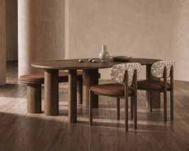 Eetkamerstoelen Gaia rondom een halve cirkel eettafel in een warm interieur