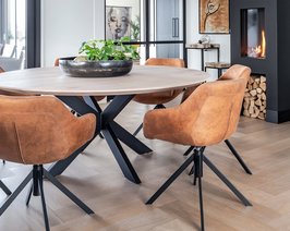 Ronde eettafel eikenhout met onderstel Arlette in sfeervolle woonkame| Table du Sud