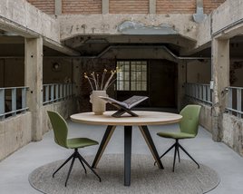 Ronde eettafel van eikenhout met een Savie onderstel in een sfeervolle ruimte | Table du Sud