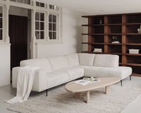 Storm hoekbank in Renegade - natural 01 met fauteuil Amy. Kiezelvormige eiken salontafel Liv Jr. 