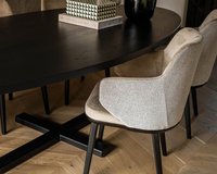 Ovale eettafel eikenhout black smoke intense met onderstel Felix met Mason stoelen | Table du Sud