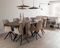 
Ovale eettafel eikenhout met onderstel Pomm in sfeervolle woonkamer | Table du Sud