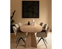 Table du Sud X Art in Return eettafel in ultra matte lak en de Mood #95 eetkamerstoel in mango - sand.